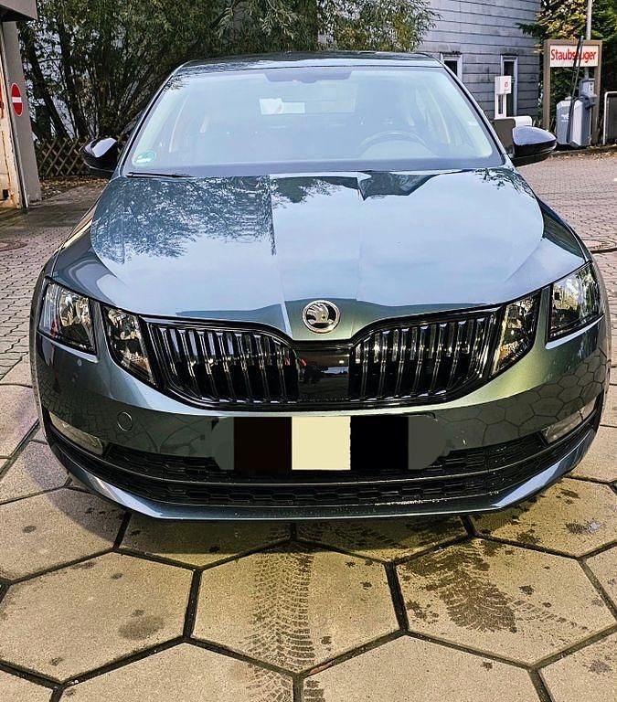 Grau Gebraucht 2019 Skoda Octavia Limousine | 15.950 € (Superpreis) - Bild 1/4