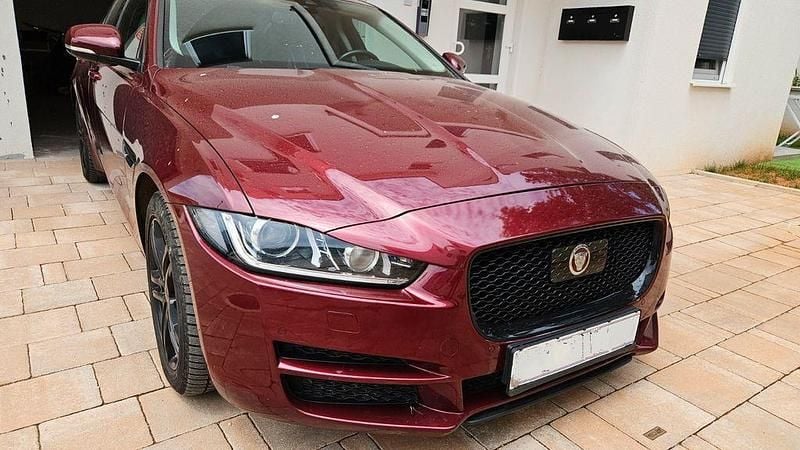 Rot Gebraucht 2016 Jaguar XE Pure Limousine | 11.900 € (Fairer Preis) - Bild 1/4