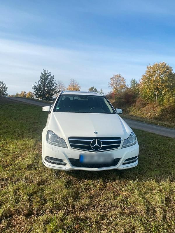 Weiß Gebraucht 2011 Mercedes C200 Kombi | 13.499 € (Teuer) - Bild 1/4