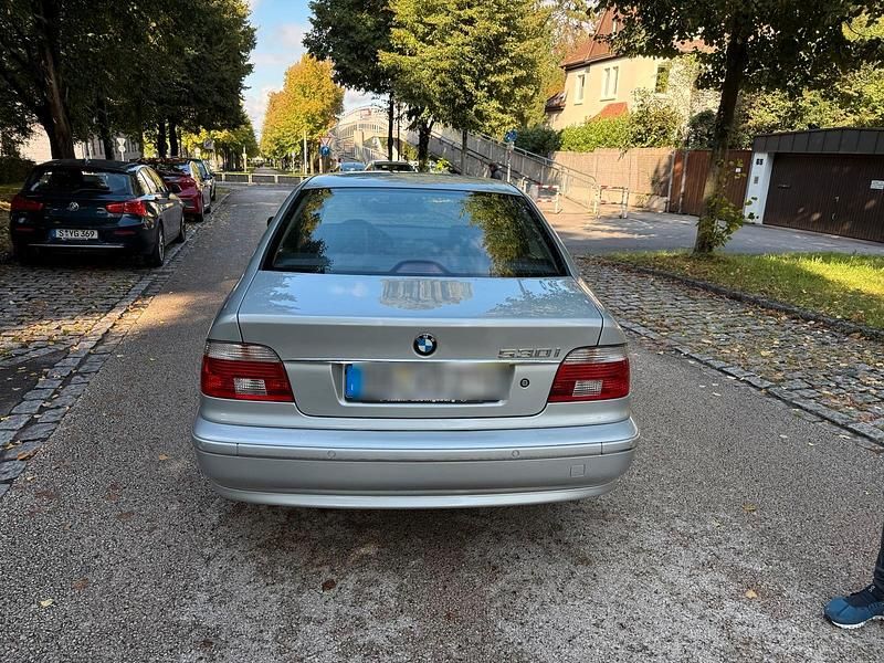 Silber Gebraucht 2001 BMW 530 Limousine | 17.999 € - Bild 1/4