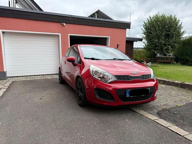 Rot Gebraucht 2012 Kia Rio Limousine | 2.449 € (Guter Preis) - Bild 1/4