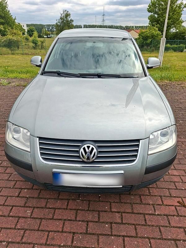 Grau Gebraucht 2004 VW Passat Limousine | 4.500 € - Bild 1/4