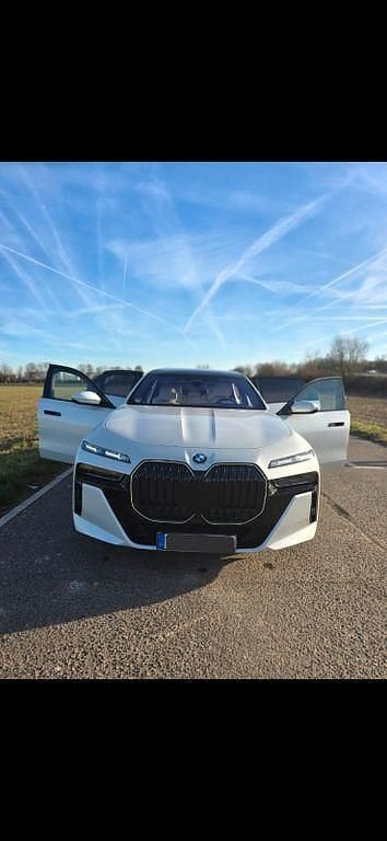 Weiß Gebraucht 2024 BMW 740 M Sport Limousine | 95.500 € (Guter Preis) - Bild 1/4