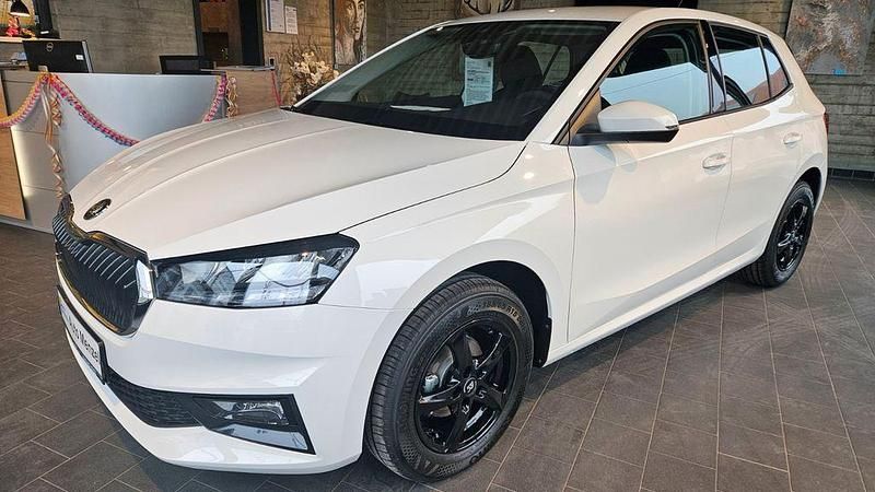 Neu Skoda Fabia Essence 95 PS (69 kW) 2025 Weiß Limousine