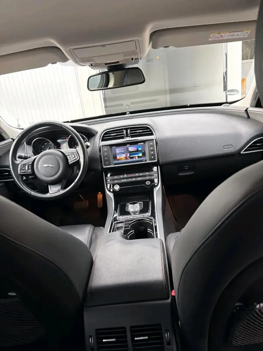 Käytetty Jaguar XE 180 HP (132 kW) 2016 Sininen Sedan