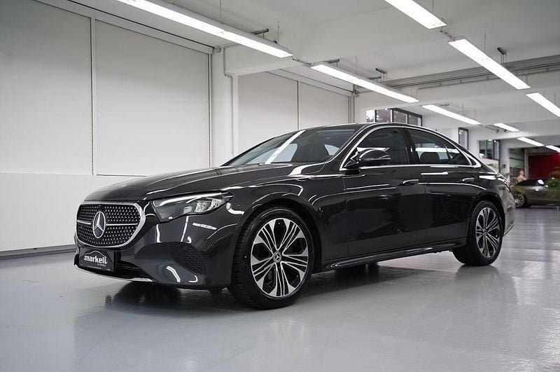 Grau Gebraucht 2024 Mercedes E220 Avantgarde Limousine | 47.900 € (Etwas zu teuer) - Bild 1/4
