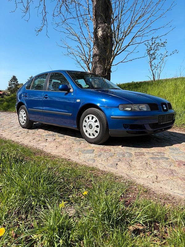 Usata Seat Leon 75 CV (55 kW) 2000 Blu Utilitaria