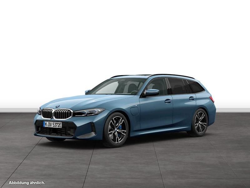 Blau Gebraucht 2024 BMW 330e Kombi | 56.530 € - Bild 1/3