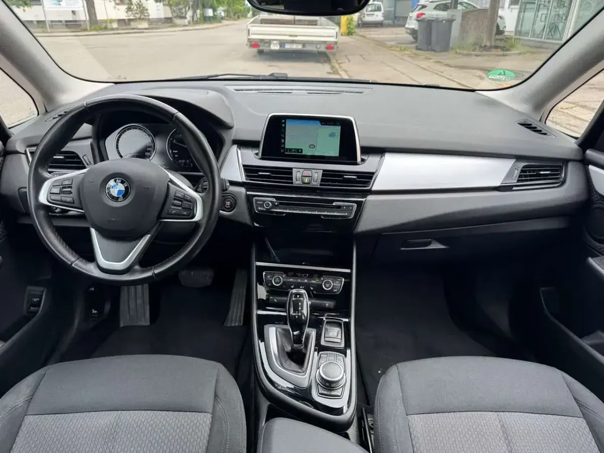 Używany BMW 220 Advantage 190 KM (139 kW) 2018 Czerwony Sedan/Limuzyna
