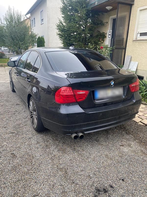 Gebraucht BMW 330 197 PS (144 kW) 2009 Schwarz Limousine