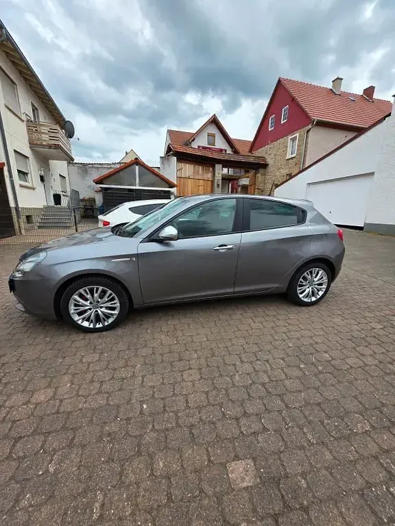 Gebraucht Alfa Romeo Giulietta Turismo 105 PS (77 kW) 2012 Grau Kleinwagen