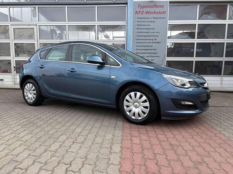 Gebraucht Opel Astra 101 PS (74 kW) 2013 Blau Limousine