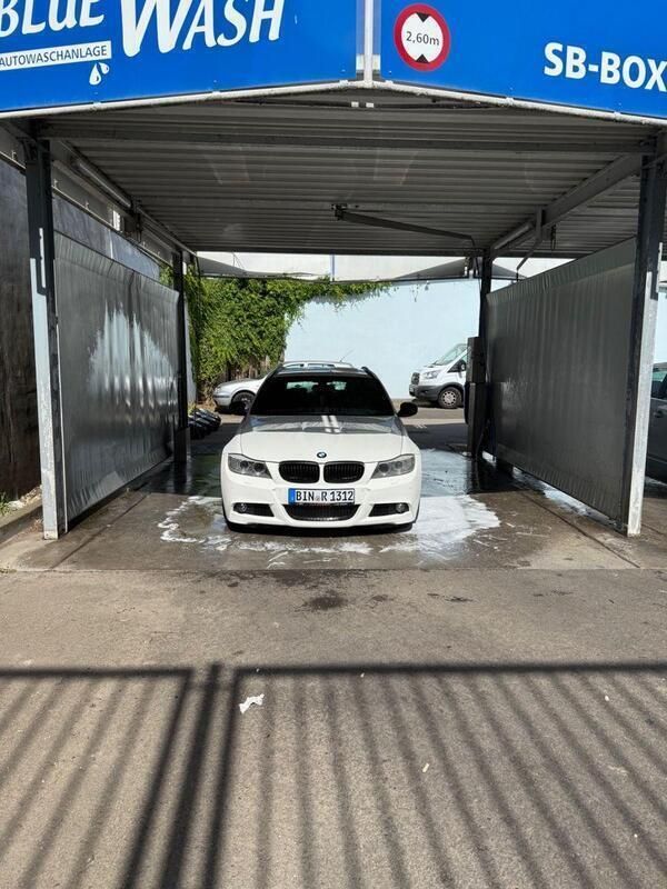 Weiß Gebraucht 2011 BMW 320 M Sport Kombi | 8.499 € (Teuer) - Bild 1/4