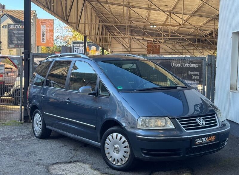 Grau Gebraucht 2004 VW Sharan Comfortline Van / Kleinbus | 4.499 € (Teuer) - Bild 1/4