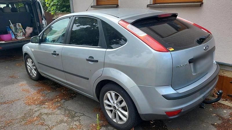 Używany Ford Focus Trend 101 KM (74 kW) 2005 Srebrny Sedan/Limuzyna