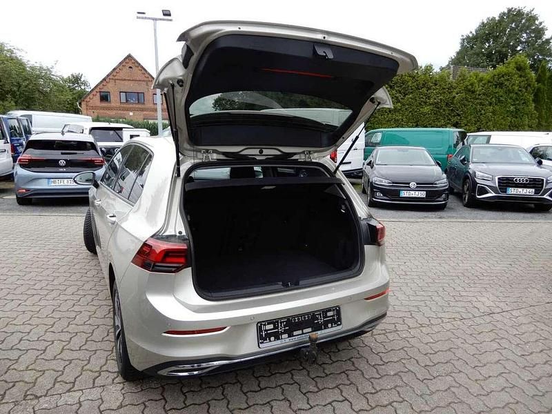 Gebraucht VW Golf VIII Move 110 PS (80 kW) 2023 Ivory silver Limousine