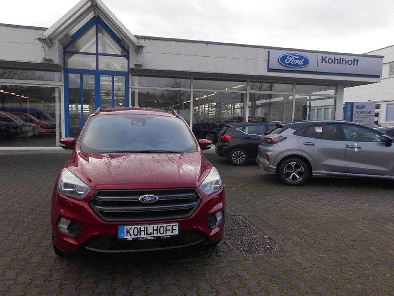 Rubyrot (metallic) Gebraucht 2018 Ford Kuga ST-Line SUV | 17.950 € (Fairer Preis) - Bild 1/4