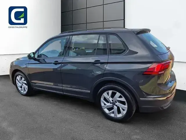 Gebraucht VW Tiguan Life 131 PS (96 kW) 2024 Grau SUV