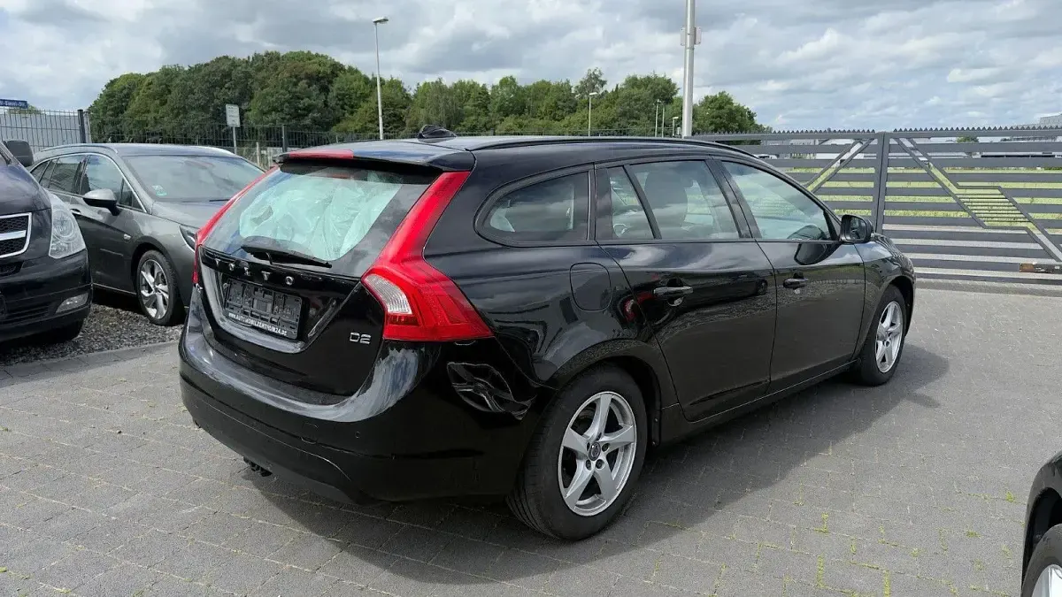 Gebraucht Volvo V60 Kinetic 120 PS (88 kW) 2015 Schwarz Kombi
