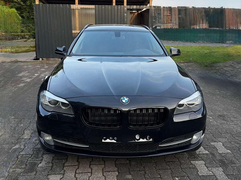 Schwarz Gebraucht 2013 BMW 520 Sport Line Kombi | 12.999 € - Bild 1/4