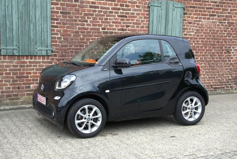 Schwarz Gebraucht 2016 Smart ForTwo Coupé Passion Kleinwagen | 8.600 € - Bild 1/4