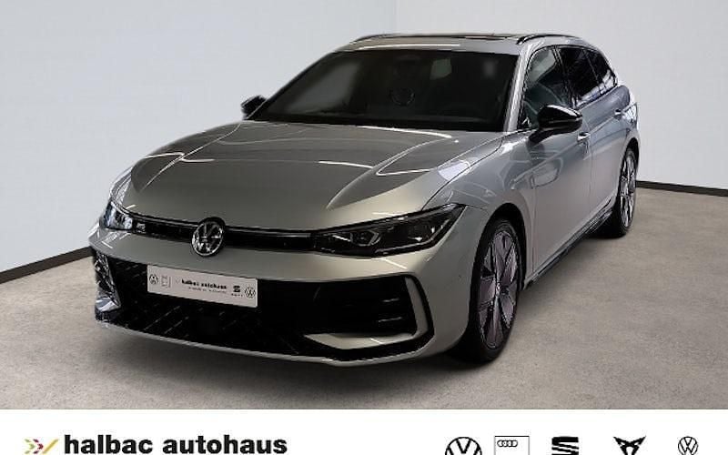Oyster silver metallic Gebraucht 2024 VW Passat R-line Kombi | 43.921 € (Fairer Preis) - Bild 1/4