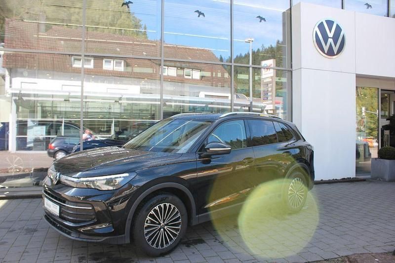 Deep black perleffekt Gebraucht 2024 VW Tiguan Life SUV | 32.390 € (Fairer Preis) - Bild 1/4