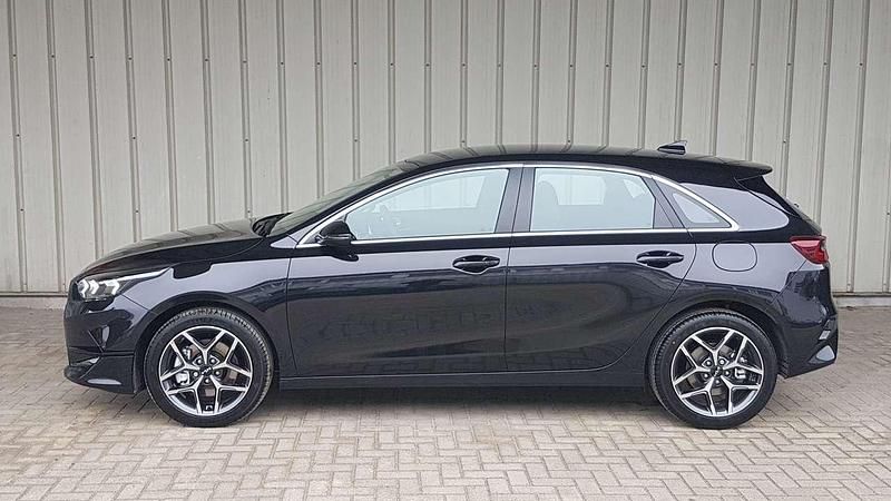 Gebraucht Kia Ceed 140 PS (102 kW) 2025 Zilinaschwarz Kleinwagen