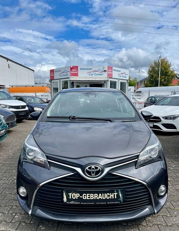 Grau Gebraucht 2016 Toyota Yaris Edition-S Kleinwagen | 7.450 € (Fairer Preis) - Bild 1/4
