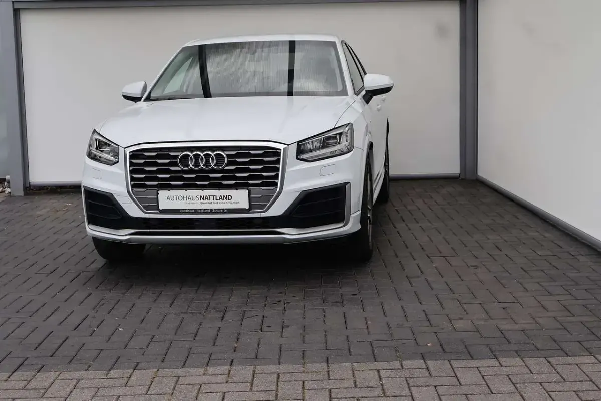 Gebraucht Audi Q2 S-Line 150 PS (110 kW) 2017 Gletscherweiß metallic SUV