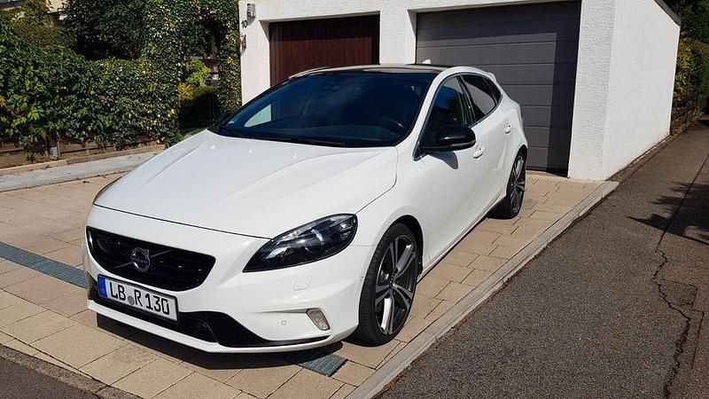 Weiß Gebraucht 2015 Volvo V40 Summum Kombi | 19.300 € - Bild 1/4