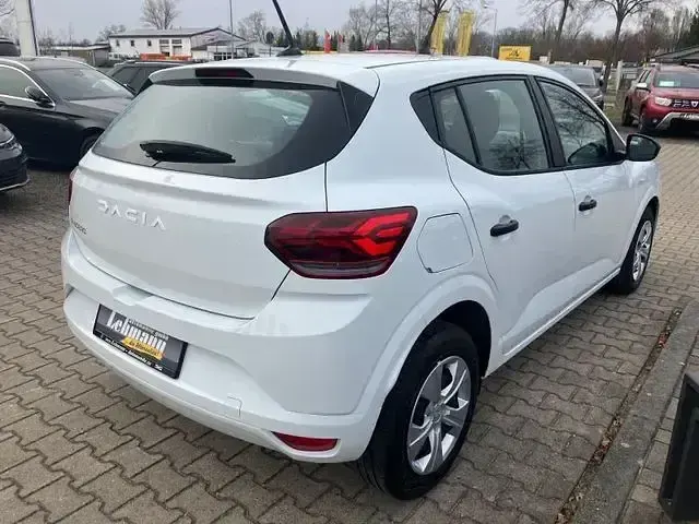 Gebraucht Dacia Sandero Essentiel 67 PS (49 kW) 2024 Weiß Kleinwagen