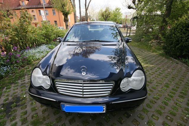 Blau Gebraucht 2000 Mercedes 220 Limousine | 6.900 € - Bild 1/4