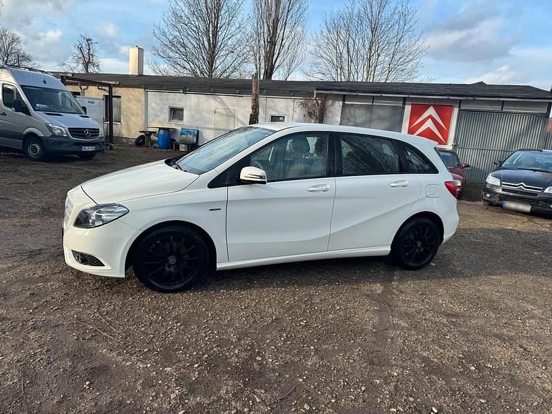 Gebraucht Mercedes B200 109 PS (80 kW) 2012 Weiß Van / Kleinbus