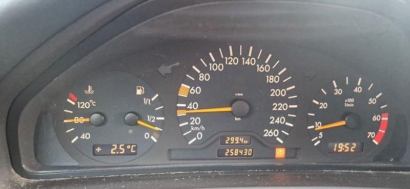 Blau Gebraucht 1999 Mercedes CLK230 Elegance Coupé | 1.000 € (Guter Preis) - Bild 1/3