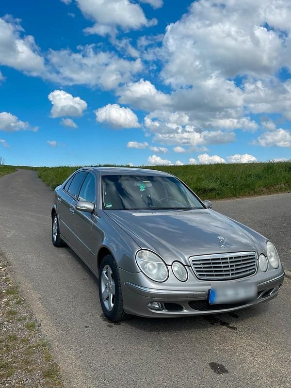 Gebraucht Mercedes E220 150 PS (110 kW) 2005 Beige Limousine