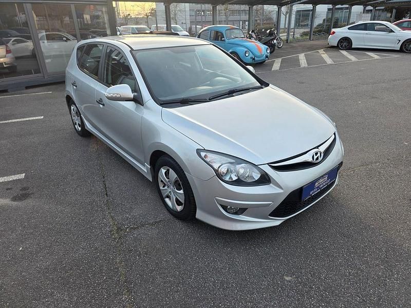 Gebraucht Hyundai i30 Classic 109 PS (80 kW) 2012 Silber Limousine