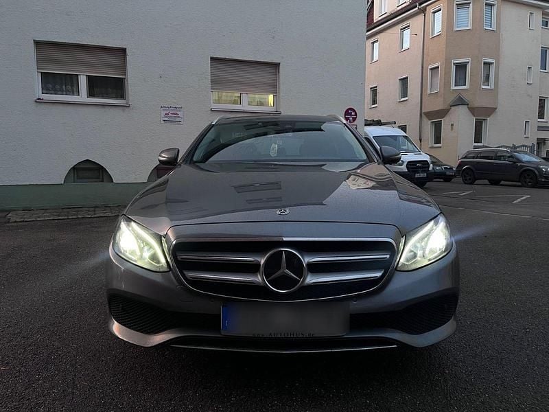 Grau Gebraucht 2018 Mercedes 220 Kombi | 22.300 € (Fairer Preis) - Bild 1/4
