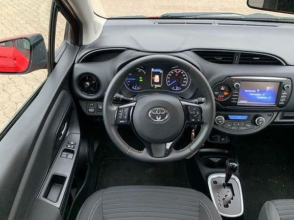 Gebraucht Toyota Yaris Hybrid Comfort 100 PS (73 kW) 2017 Rot Limousine