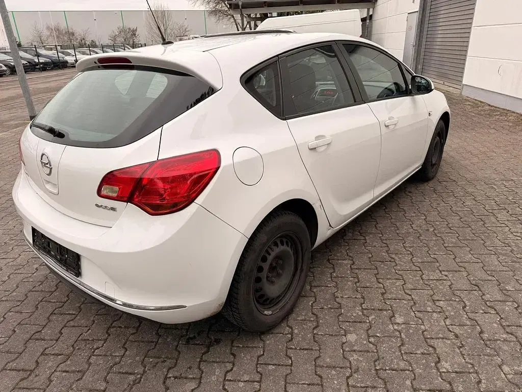 Second-hand Opel Astra Selection 87 CP (63 kW) 2013 Alb Berlinǎ