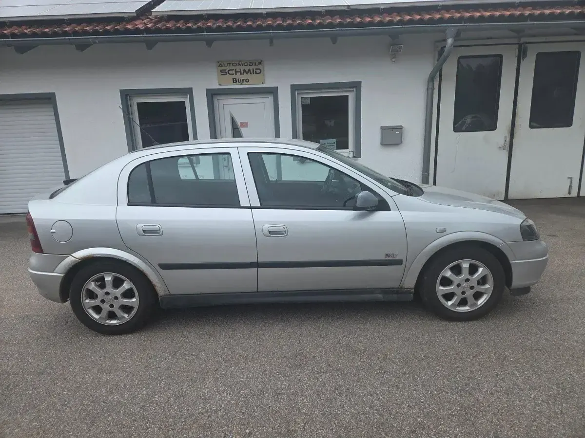 Usata Opel Astra Njoy 84 CV (61 kW) 2003 Argento Berlina