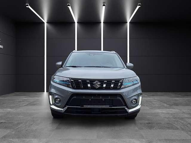 Galalctic gray Gebraucht 2023 Suzuki Vitara Comfort SUV | 23.900 € (Fairer Preis) - Bild 1/4