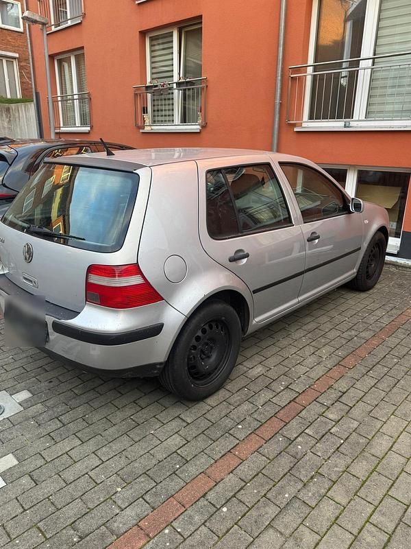 Silber Gebraucht 2003 VW Golf IV Kleinwagen | 500 € (Superpreis) - Bild 1/4