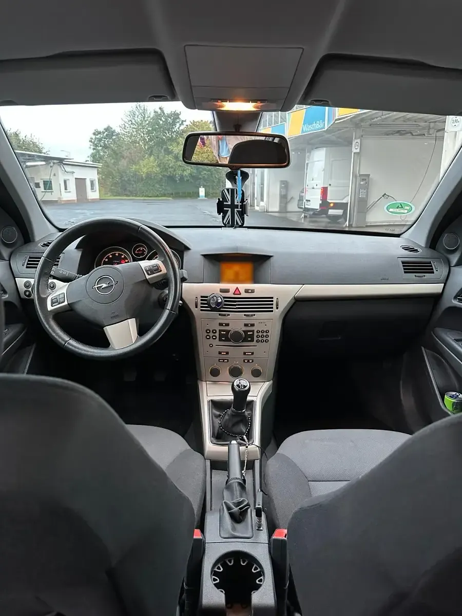 Gebraucht Opel Astra 105 PS (77 kW) 2009 Schwarz Limousine