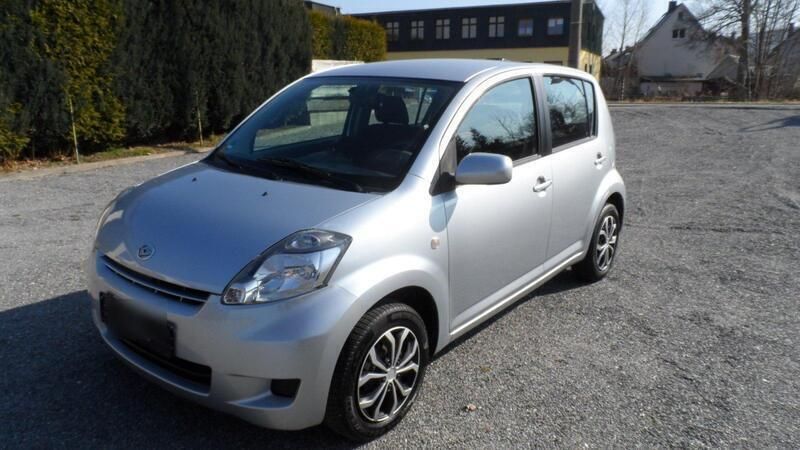Silber Gebraucht 2011 Daihatsu Sirion Kleinwagen | 2.690 € (Fairer Preis) - Bild 1/4