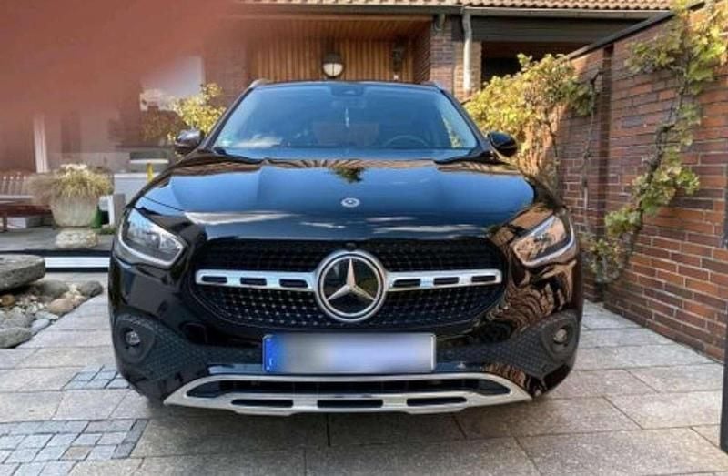 Schwarz Gebraucht 2021 Mercedes GLA200 SUV | 31.750 € (Guter Preis) - Bild 1/4