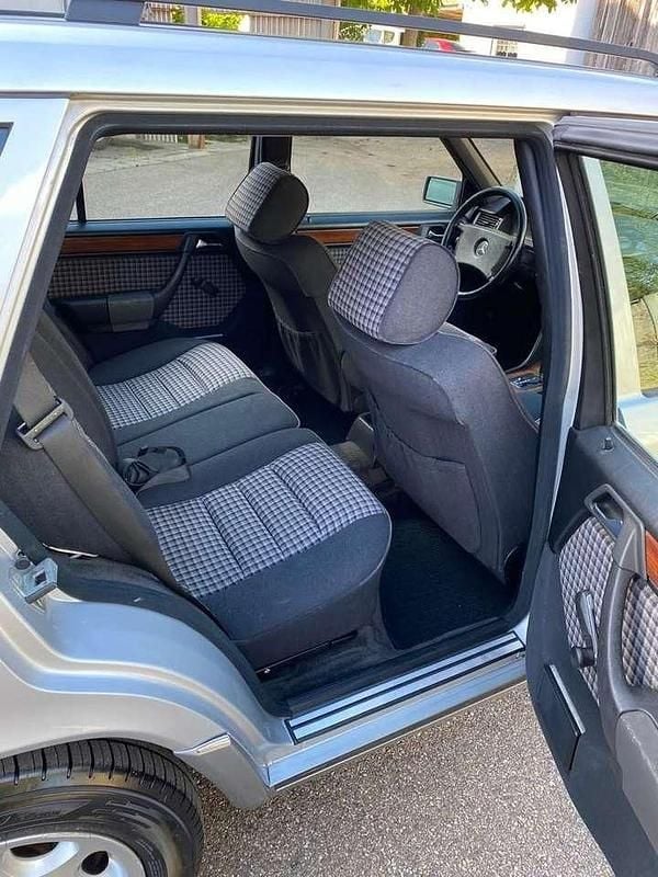 Gebraucht Mercedes E230 132 PS (97 kW) 1991 Silber Kombi