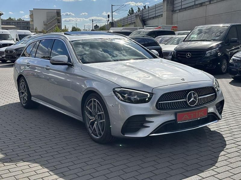 Grau Gebraucht 2023 Mercedes E220 AMG line Limousine | 37.880 € (Superpreis) - Bild 1/4