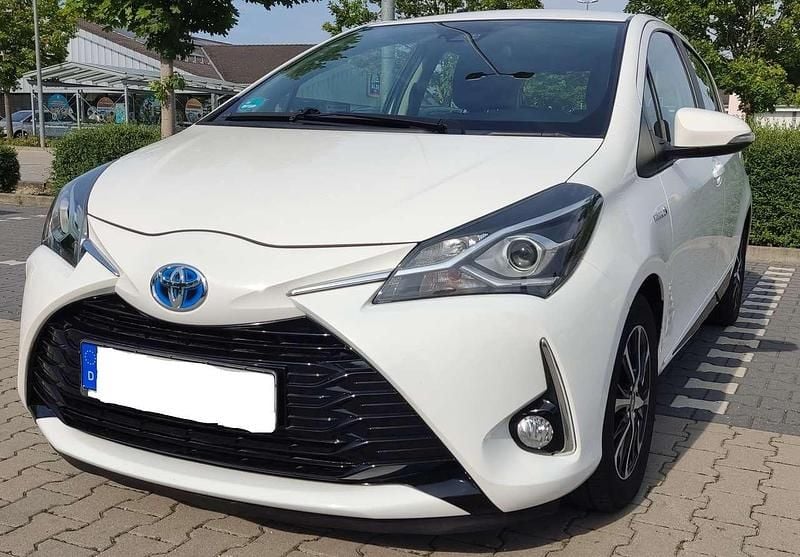 Weiß Gebraucht 2018 Toyota Yaris Hybrid Team Limousine | 11.900 € (Superpreis) - Bild 1/4