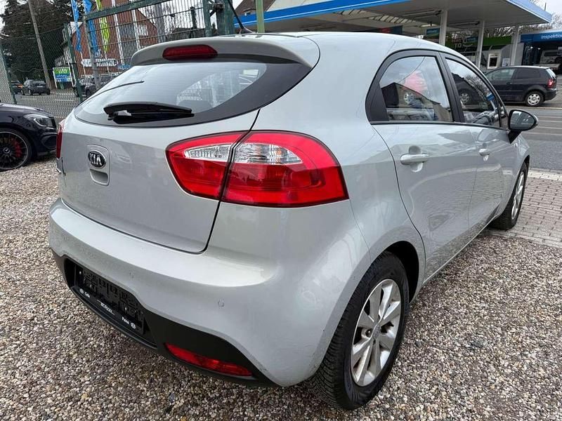 Gebraucht Kia Rio Edition 7 86 PS (63 kW) 2015 Silber Kleinwagen